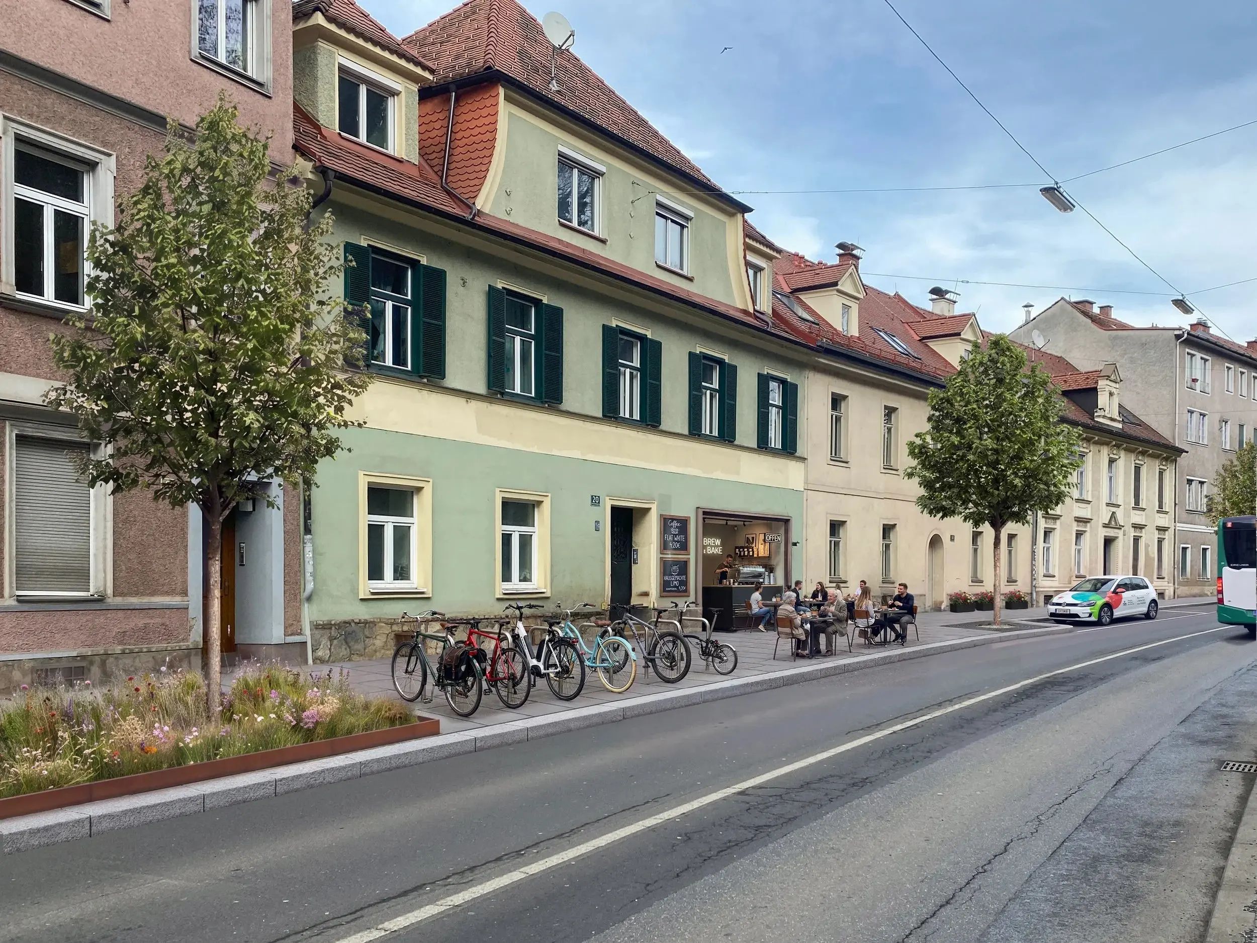 Keplerbrücke in Graz mit Busspur, Radweg und Schanigarten