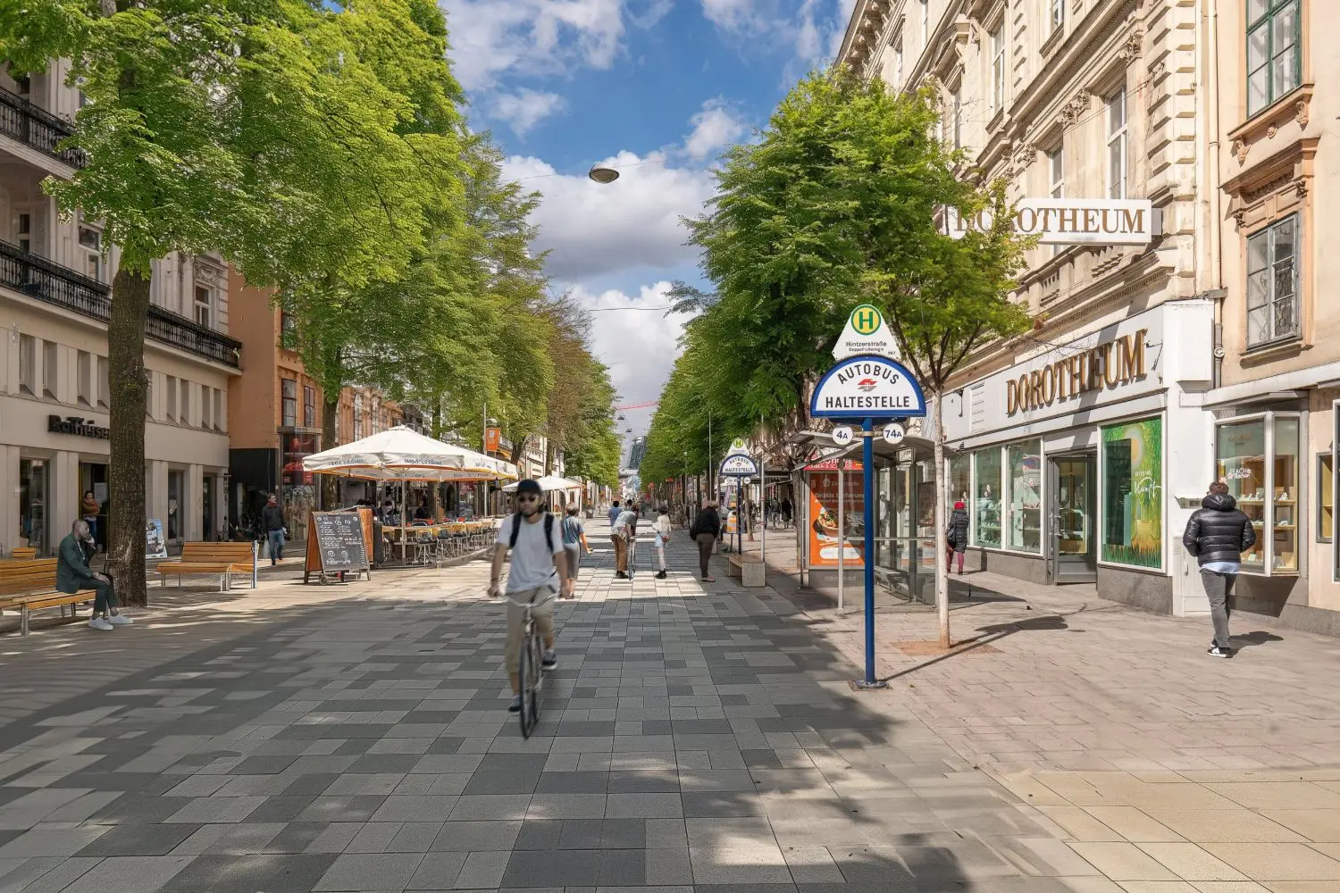 Straßen in Wien-Landstraße mit Bäumen, Radwegen, Sitzplätzen und Fußgänger:innen